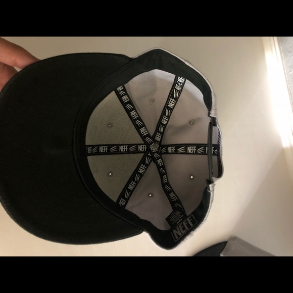 2 Neff hats - Picture 2 of 3